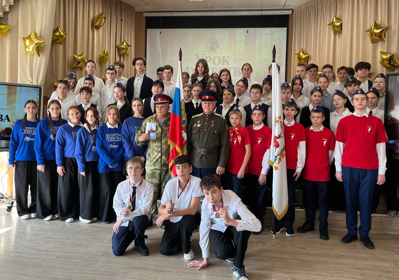 Представители Нижегородского вольного казачества провели урок мужества для нижегородских девятиклассников